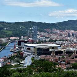 Bilbao vom Stellplatz aus, hinter dem Fussballplatz das Guggenheimmuseum