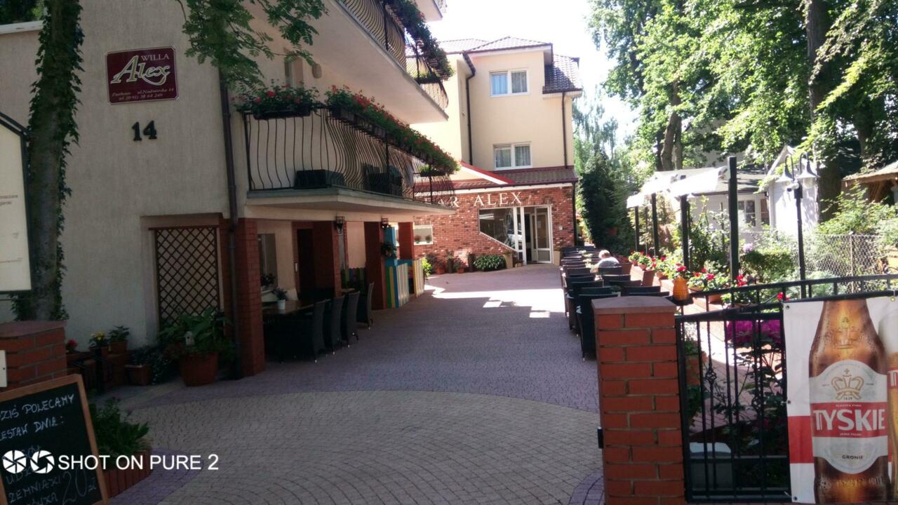 Beispiel wohnen und essen. Tagemenü mit Suppe, Hähnchenkeule mit Beilagen und Salat 20 Zloty