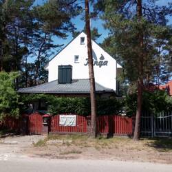 Unterkünfte in rauen Mengen. 50-200 m vom Strand