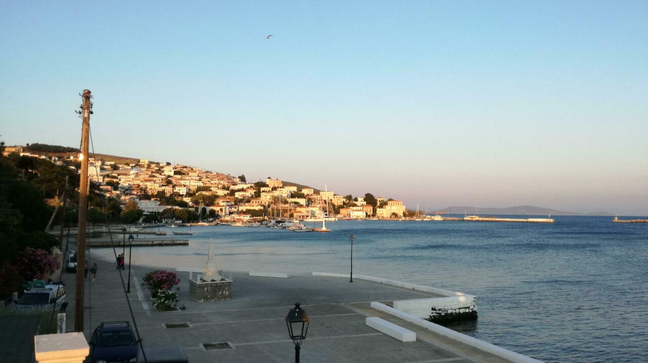 Hafen rundum geschützt