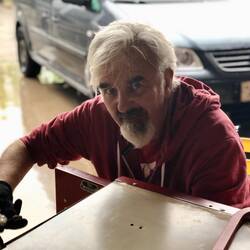 John versucht die ziemlich ramponiert and Schulelocker aufzupeppen.