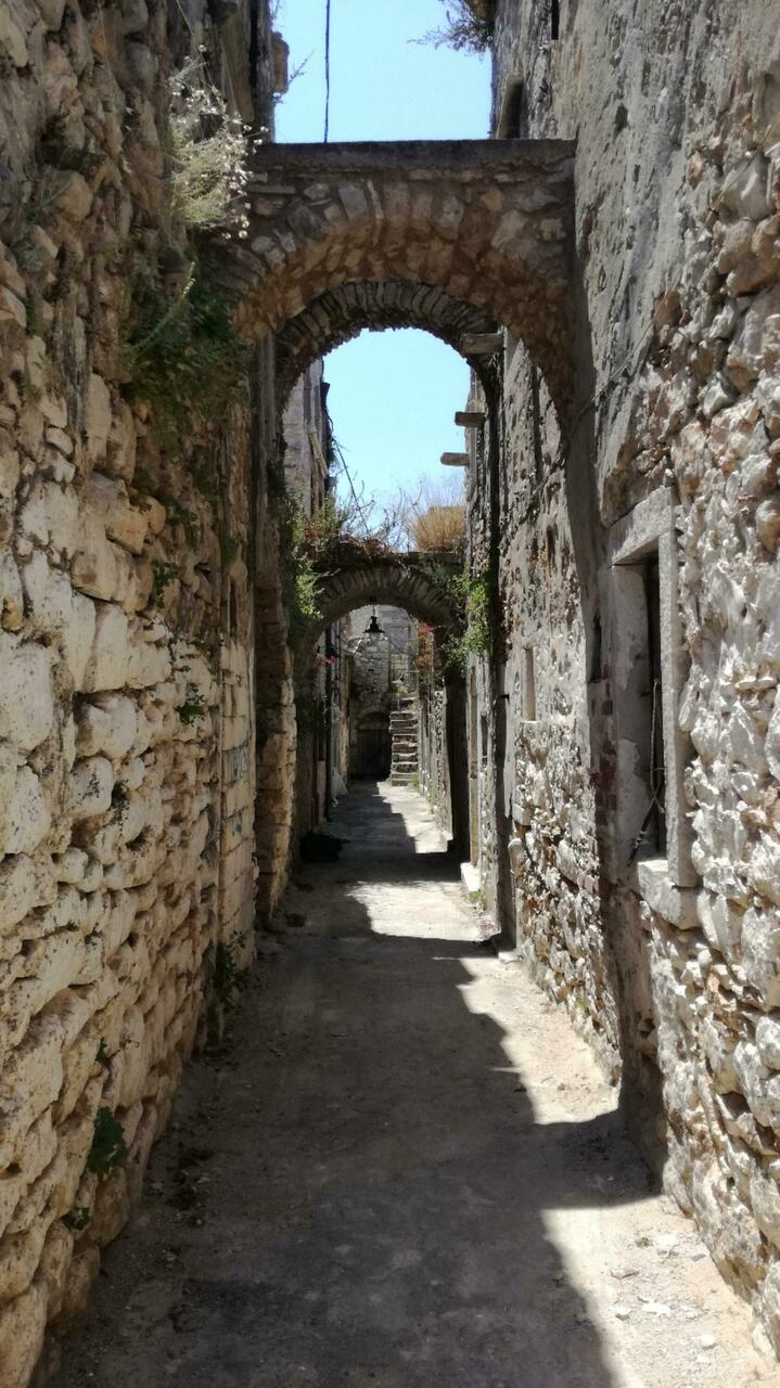 Leere Gassen in Kalamito (und viel Verfall)