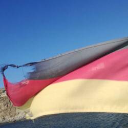 Auch die Deutschlandflagge zeigt Abnutzung