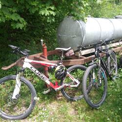 An meinem Fahrrad-Parkplatz hat sich während meiner Abwesenheit jemand dazu gesellt