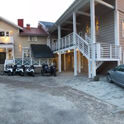 Notre hôtel à Arvidsjaur : comptez les motos-neige...