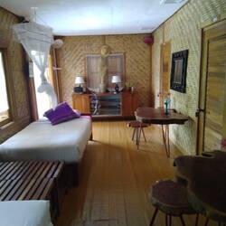 Comme j'étais seule dans l'hôtel elle m'a donné accès à une chambre encore plus confortable que ces lits "en d