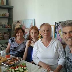 Anna mit ihrer Großcousine Irina und deren Tochter Lisa