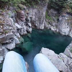 Phillip schwebt über dem türkisblauen Kennedy River