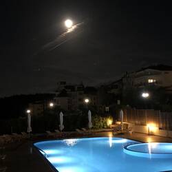 Vollmond über dem Pool