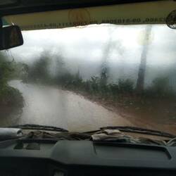 Recueillie dans le camion d'Aung Hoï qui m'a vue galérer dans une grosse côte et sous la pluie...