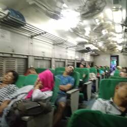 Train de nuit sans couchettes. Ça tangue comme dans un bateau, on rebondit ! (d'où la photo floue)