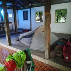 Campement dans une salle semi-ouverte de méditation/priere d'un monastère