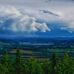 Das sieht nach Wasser von oben aus, da hinten.