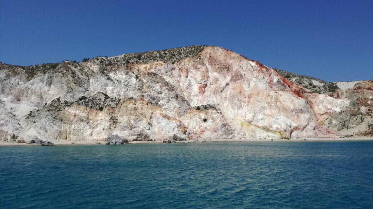 Imposante Felswand von Ormos Provatou