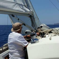 Beste Segelbedingungen an Milos' Ostküste