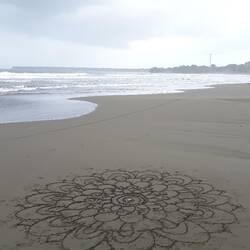 Mandala malen am Strand