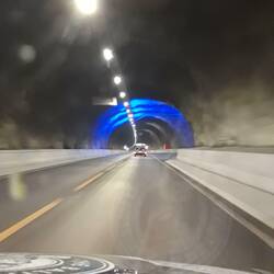 Blaues Licht im Tunnel