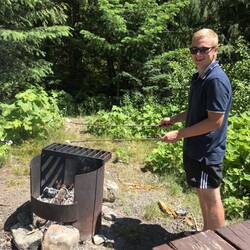 Phillip kümmert sich um die goldene Bräune der Marshmallows, Marlen kämpft mit geschmolzener Schoki