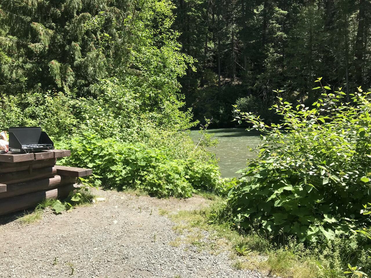 Wir standen direkt am Fluss