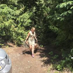 Marlen schleppt Feuerholz