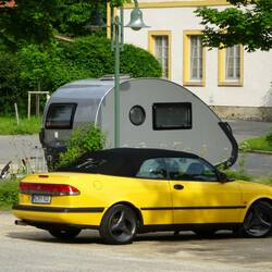 Zu viert im Mellow Yellow Cabriolet