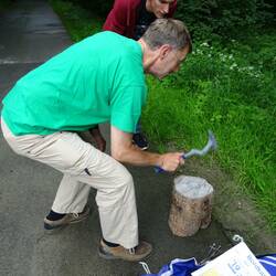 1. Sonderprüfung: mit krummem Hammer Nagel einschlagen