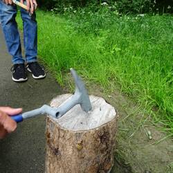 Ralf schafft's mit 4 Schlägen!