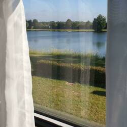 Blick durchs Wohnmobilfenster