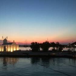 Die Kapelle auf der Insel im Hafen