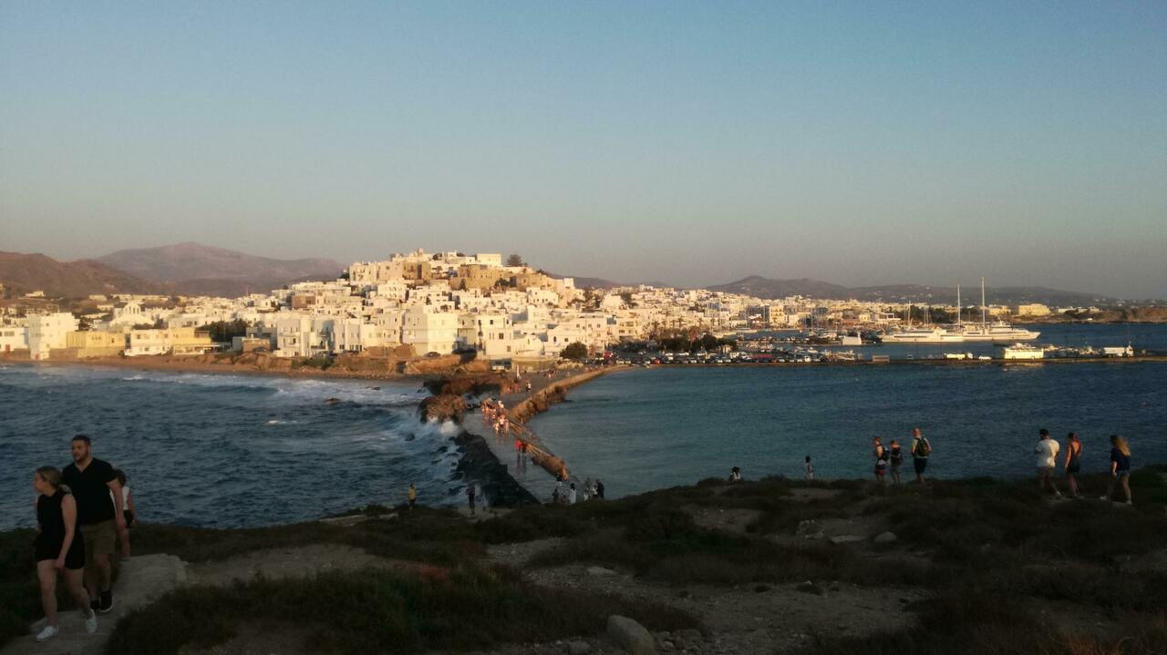 Wellen über dem Damm zum Tempeltor