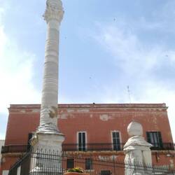 Römische Säule markiert Ende der Via Appia