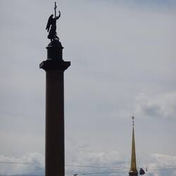 La colonne d'Alexandre et la flèche de l'Amirauté