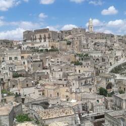 Blick auf Matera von einem abgelegenen Aussichtspunkt gegenüber