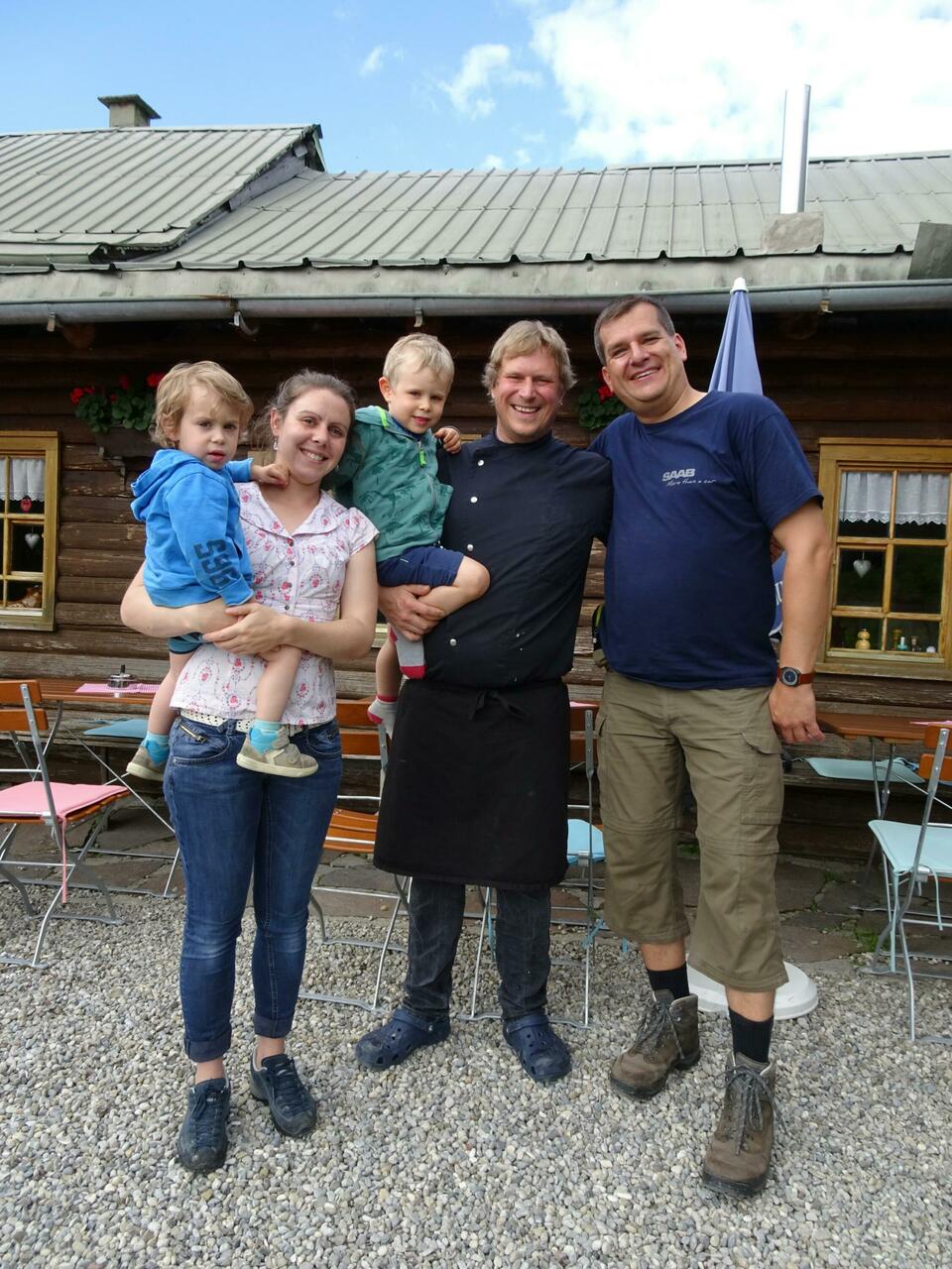 Familienfoto mit Silvian, Verena & Söhne vor der Mittelalpe