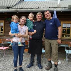 Familienfoto mit Silvian, Verena & Söhne vor der Mittelalpe