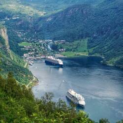 Schon beeindruckend, diese riesen Schiffe, in diesem schmalen Fjord