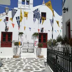 Bunte Wimpel vor weißer Kirche