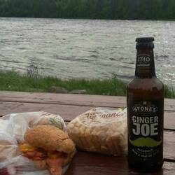 Selbst gemachte Lachsbrötchen mit rotem und gelbem Paprika und Radieschen und einem Ginger Joe. 😊