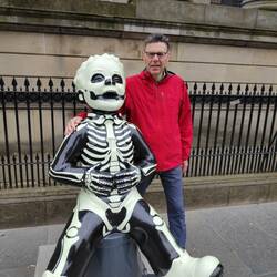 Oor Wyllie sculpture in front of RSH