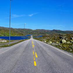 Schnurgerade und diese Straße auf 1000 Meter ü.n. ist beleuchet