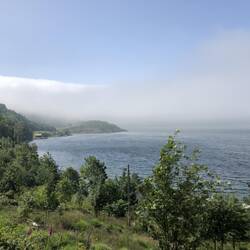Die Wolken berühren fast das Wasser
