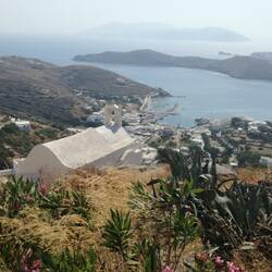 Die Hafenbucht von Ios