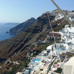 Blick auf Schwimmbäder, Seilbahn und Fuss-/Maultierpfad