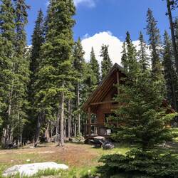 Diese Holzhütte wurde 2004 an Ort und Stelle aus den Bäumen dort errichtet