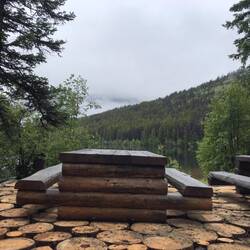 Coole neue Terrasse für die stabilen Picknickbänke
