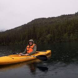 Phillip bei Regen im Boot. Von dort aus hat er uns aber eine Regenbogenforelle gefangen!