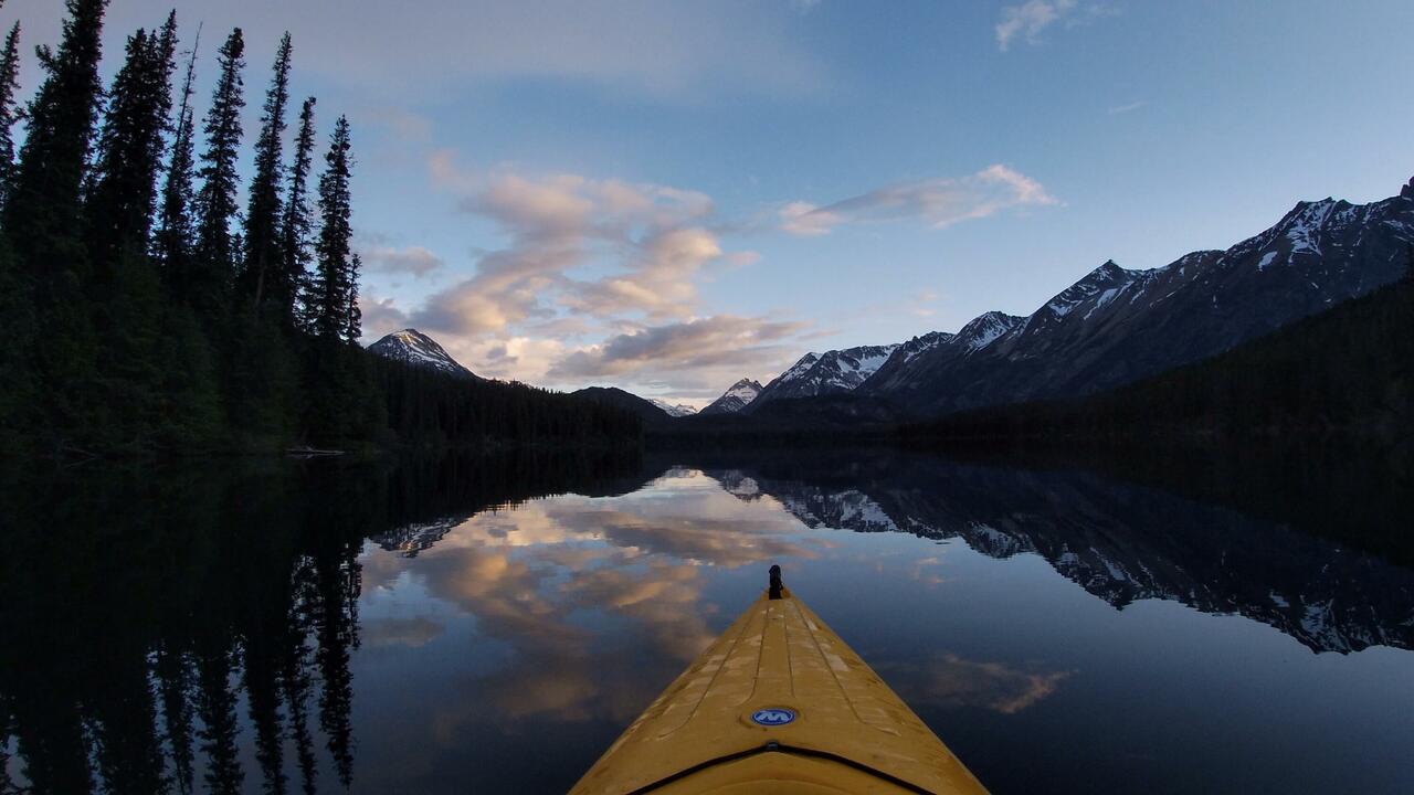 Kajak in der Dämmerung