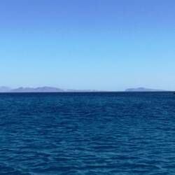 Bucht mit Blick auf Santorini