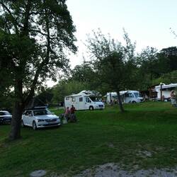 Die Stellplätze sind eben in Terrassen angelegt.