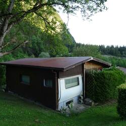 Dauercamper-Wagen sind hier ist komplett in eine Hütte eingebaut.